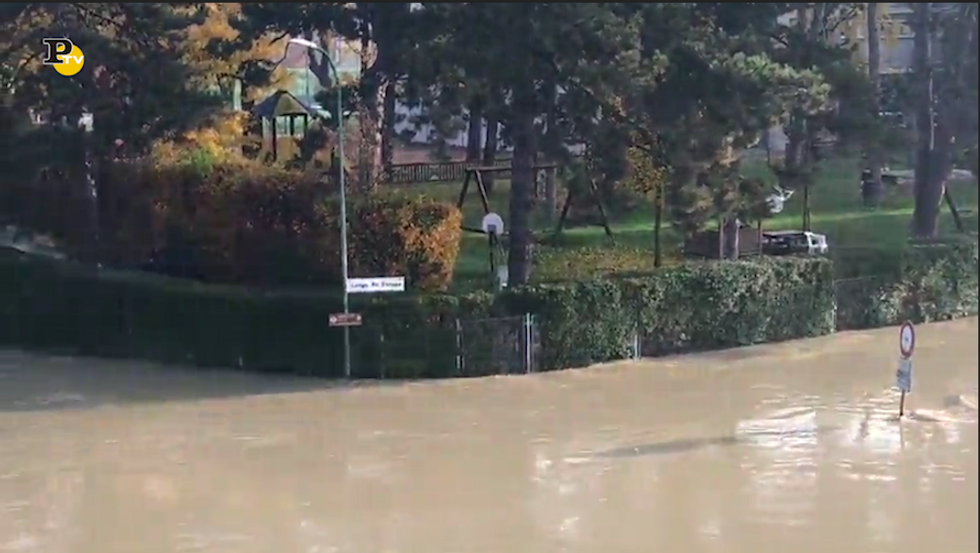 Il fiume Po è in piena nella città di Cremona