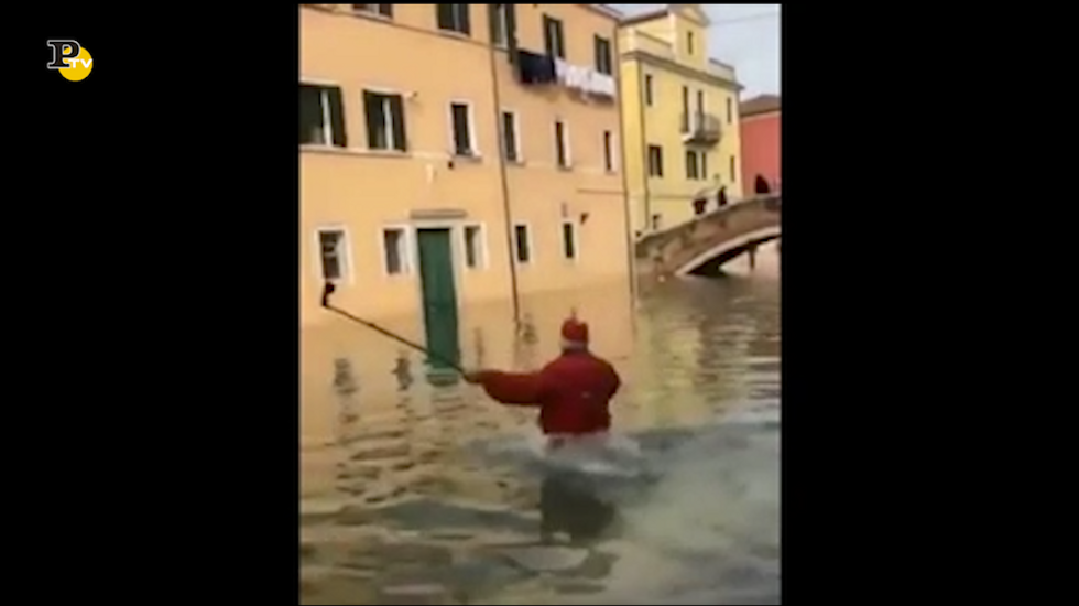 Un uomo distratto cade in un canale a Venezia mentre cerca di scattarsi un selfie