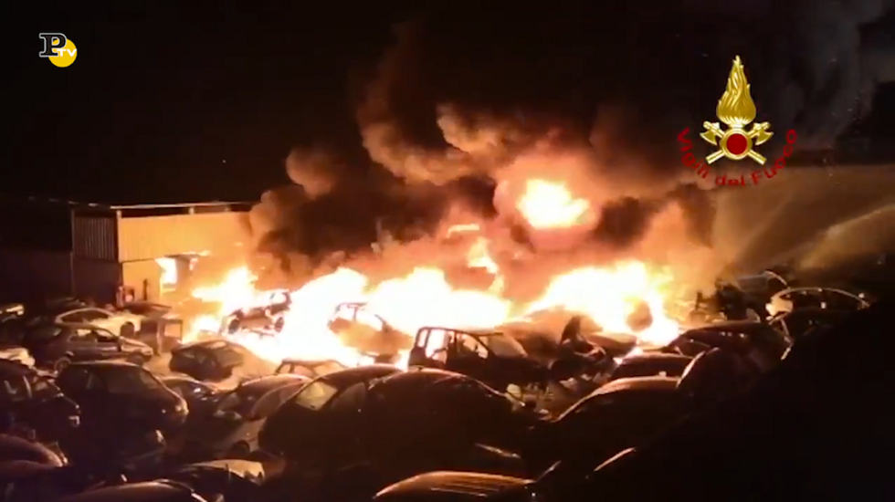 Incendio domato in un'autodemolizioni a Mazara del Vallo