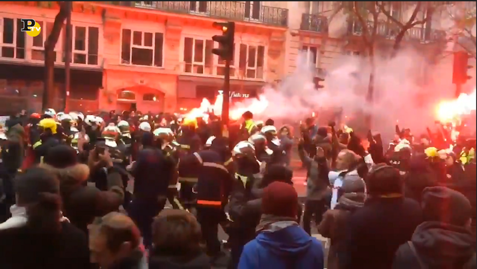 Nella manifestazione a Parigi ci sono stati violenti scontri