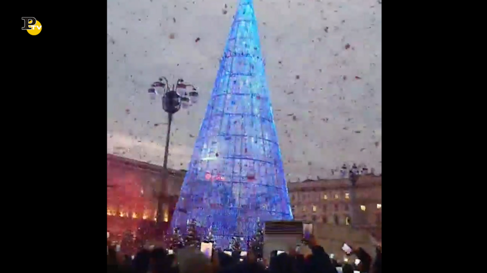 In Piazza Duomo a Milano è stato acceso l'albero di Natale