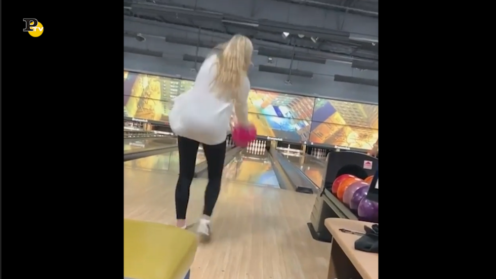 Un'esperta giocatrice di bowling in azione