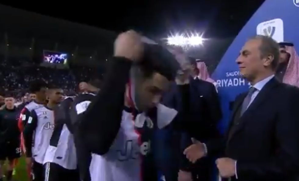 Ronaldo si toglie la medaglia d'argento della Supercoppa Italiana I VIDEO