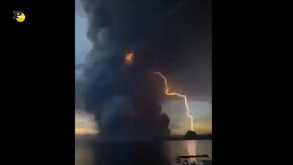 Spettacolare eruzione del pericoloso Vulcano Taal