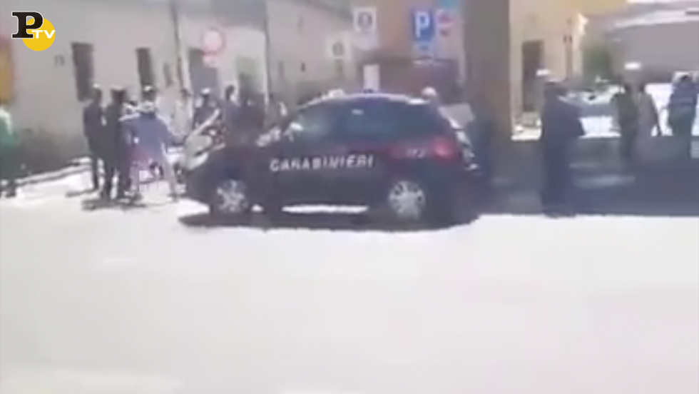Immigrati clandestini aggressione Carabinieri Pisa video