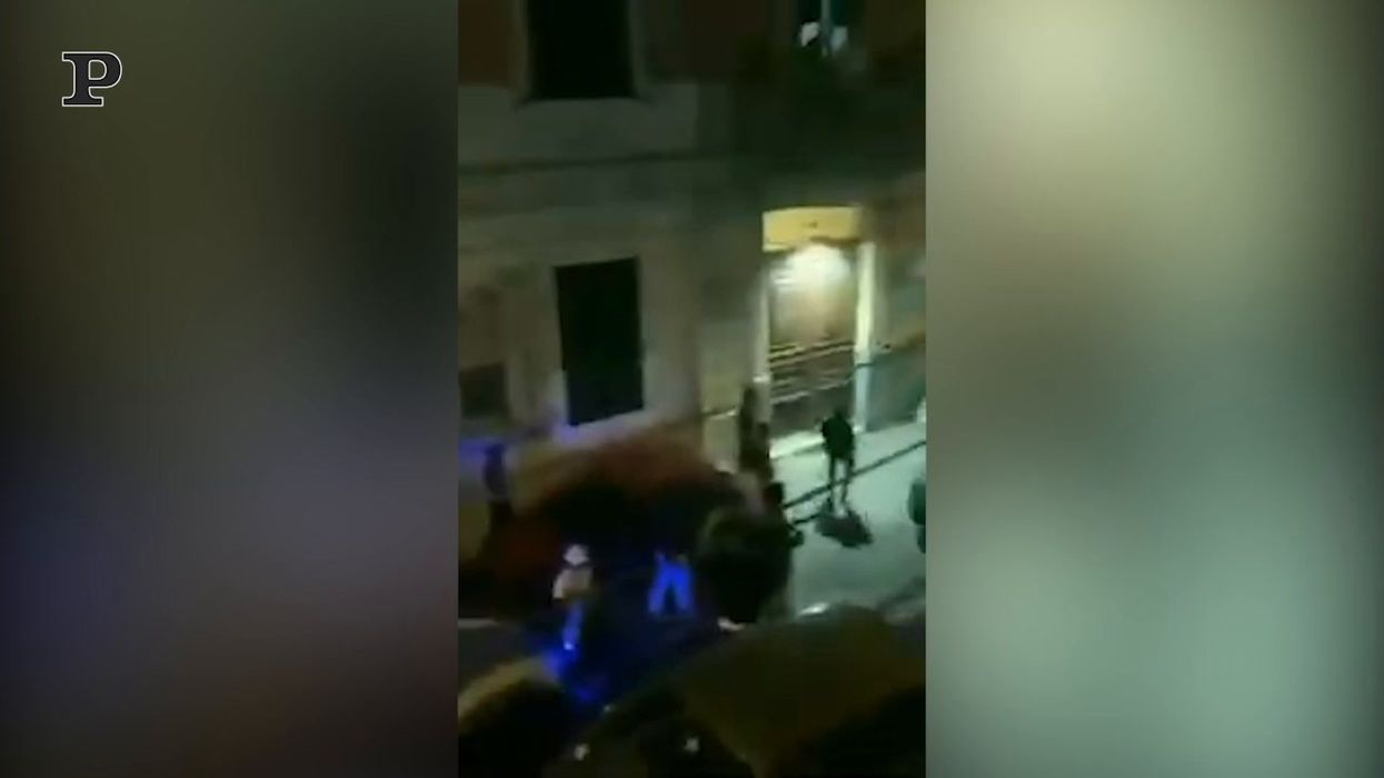 Festa tra immigrati nigeriani per le strade di Napoli, interviene la polizia | video