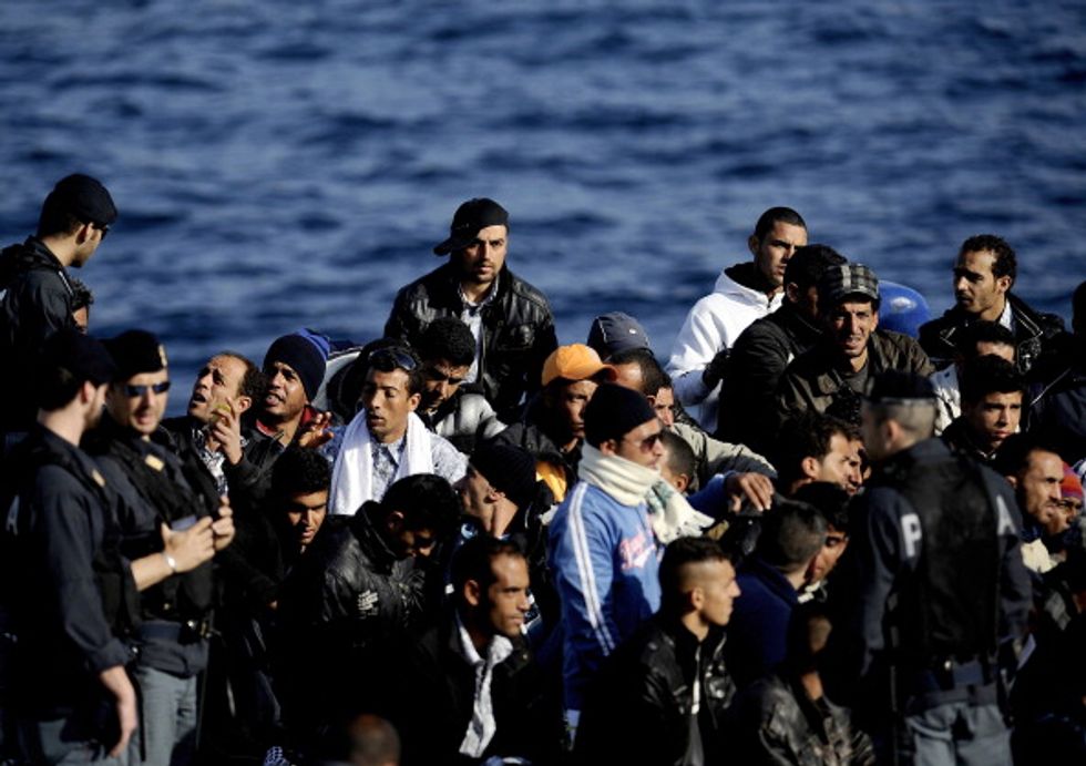 Canale di Sicilia, ancora morti. E la marina salva 941 migranti