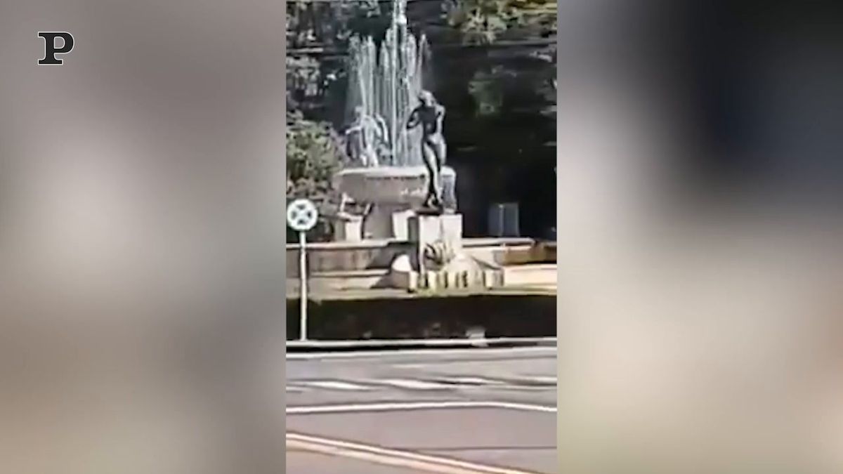 Giovane immigrato si lava nudo nella fontana del Graziosi a Modena