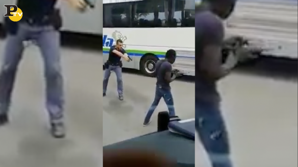 immigrato Milano Lampugnano coltello poliziotto video