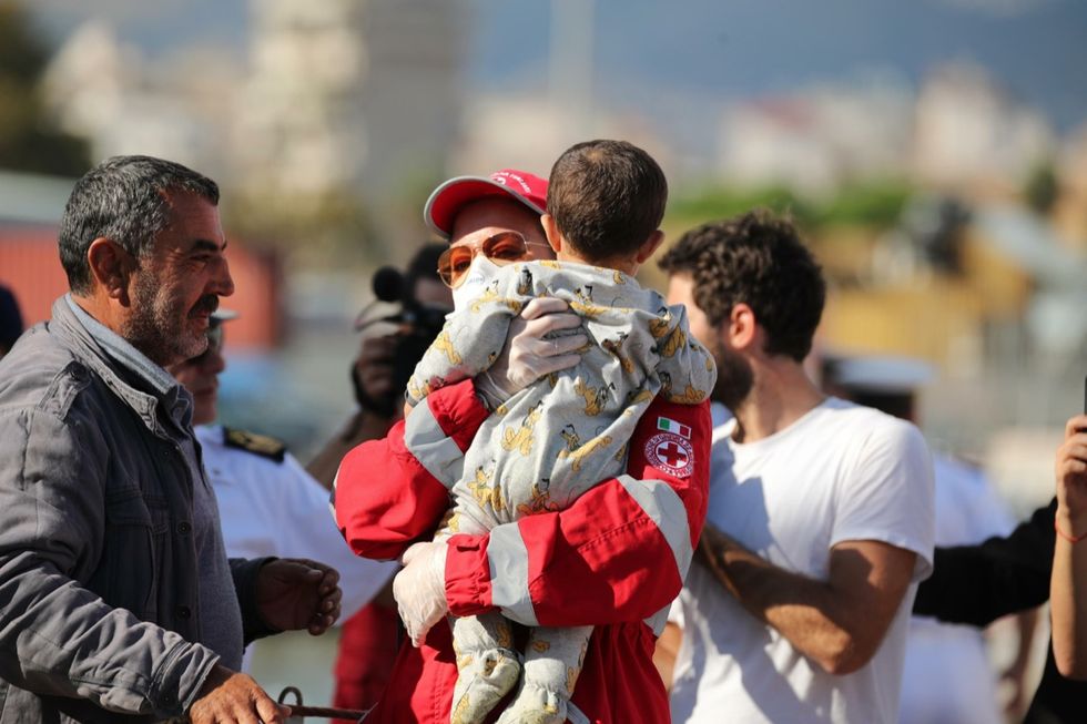 Immigrazione: arrivata a Palermo la nave dei bambini