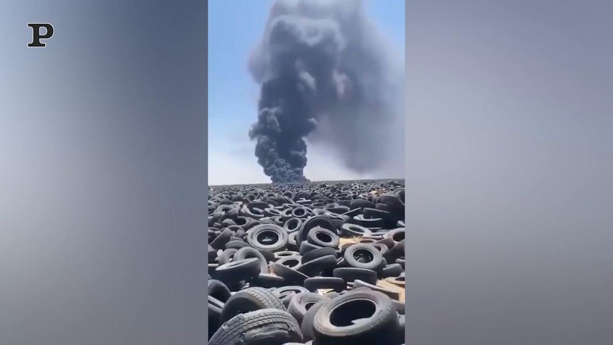 Kuwait, incendio al cimitero di pneumatici di Sulaibiya | Video