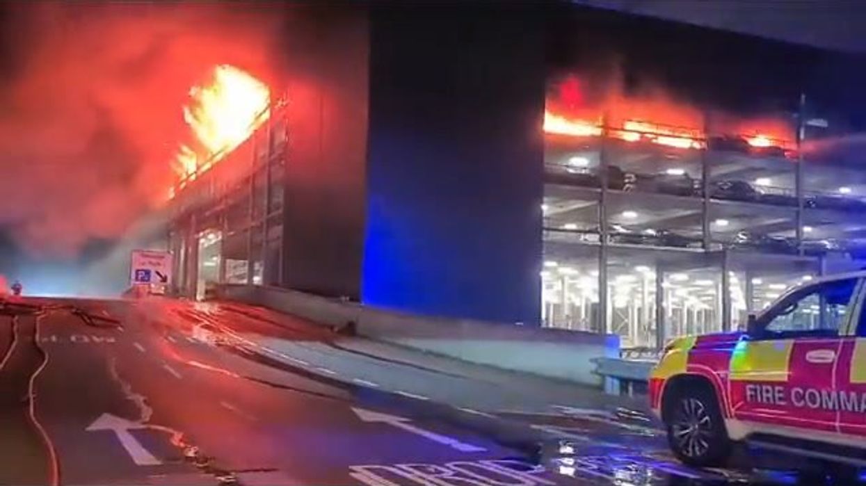 Luton, incendio all'aeroporto: voli fermati I video