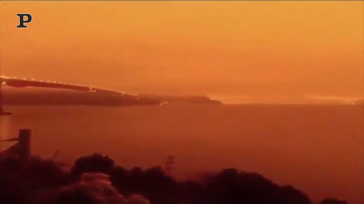 Il Golden Gate di San Francisco immerso in una nube arancione | video