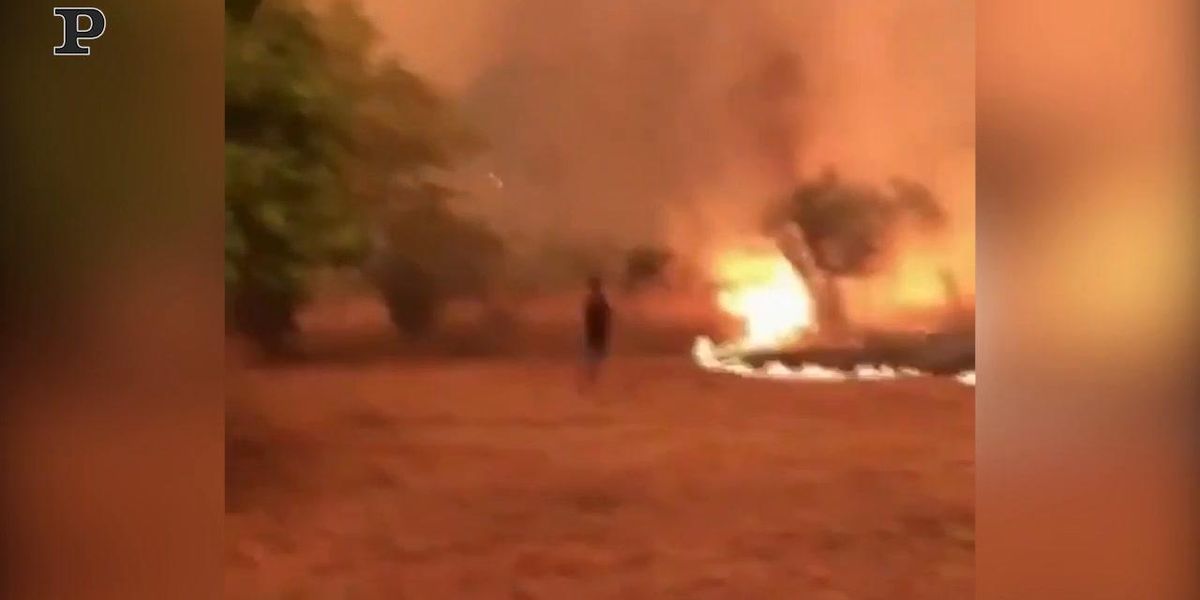 Incendi in Grecia, gli abitanti restano sull'isola per salvare le case | video