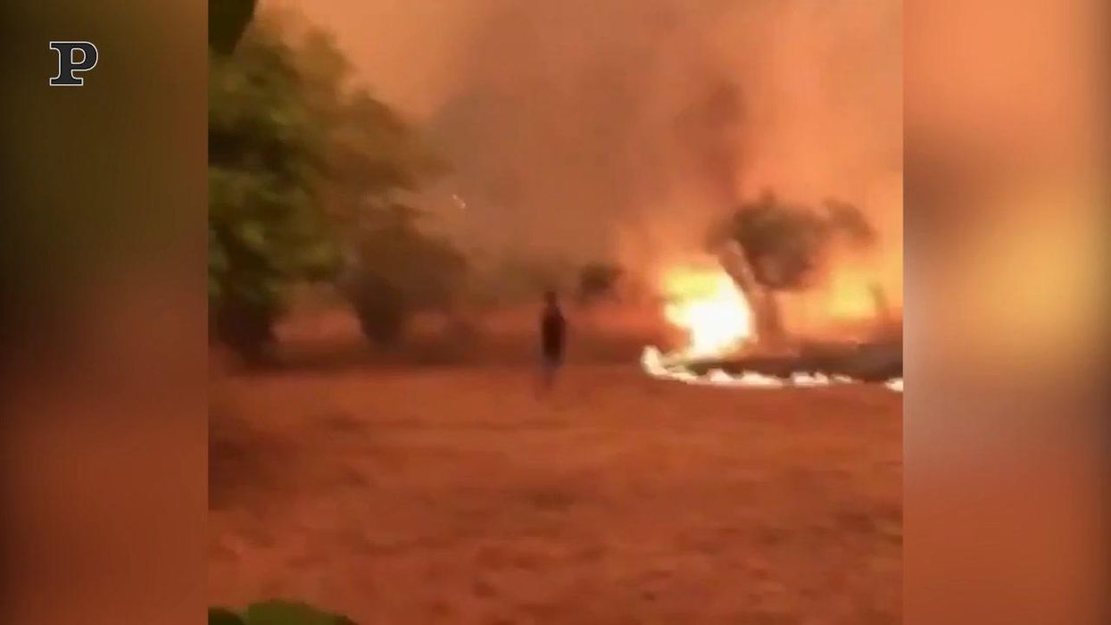 Incendi in Grecia, gli abitanti restano sull'isola per salvare le case | video