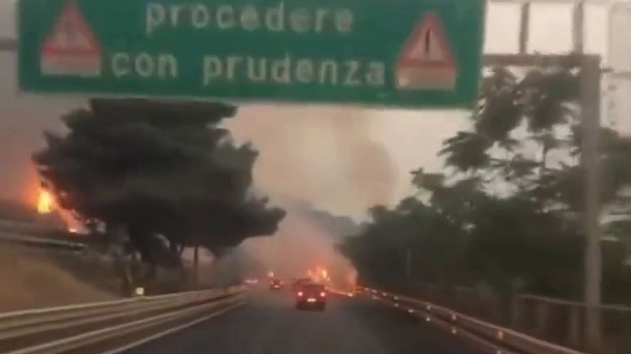 Incendi lungo la autostrada a Palermo | video