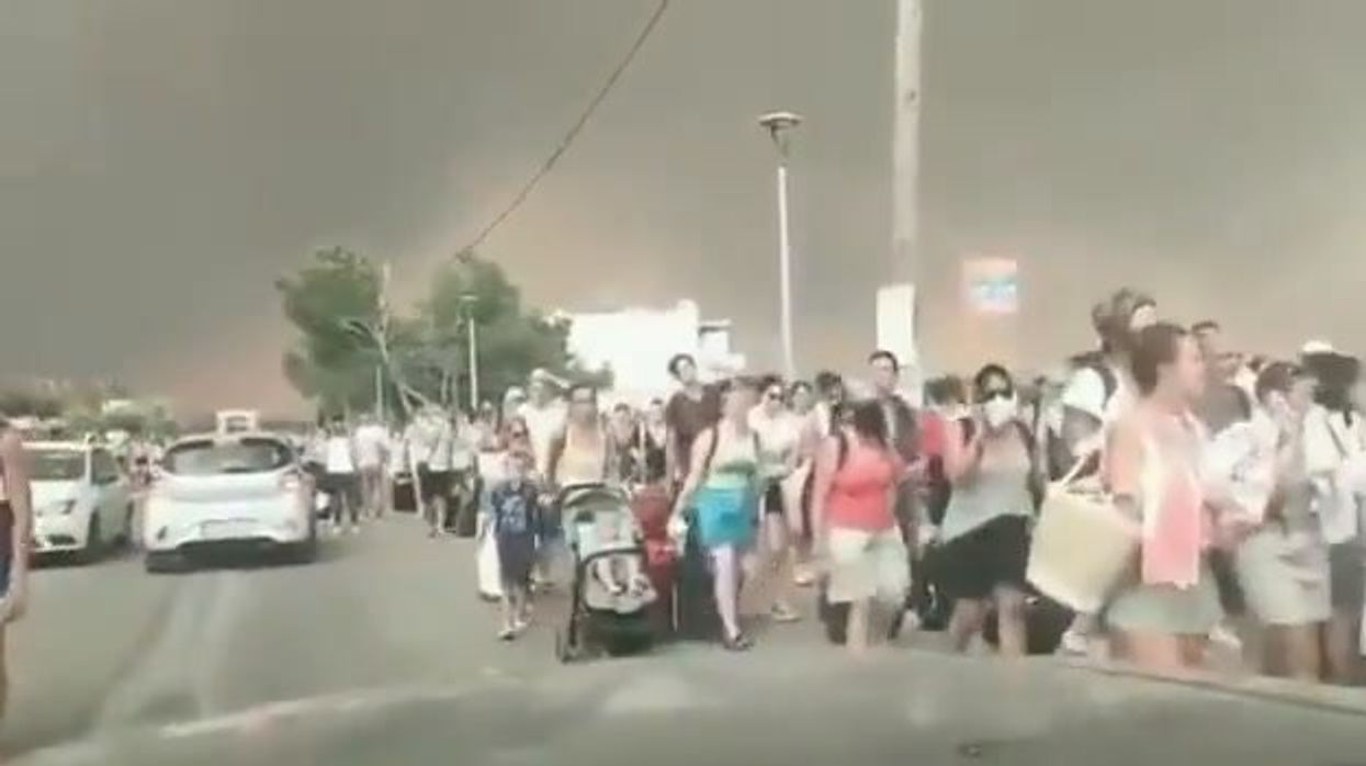 Incendi a Rodi. Colonne di turisti in fuga dall'isola | video