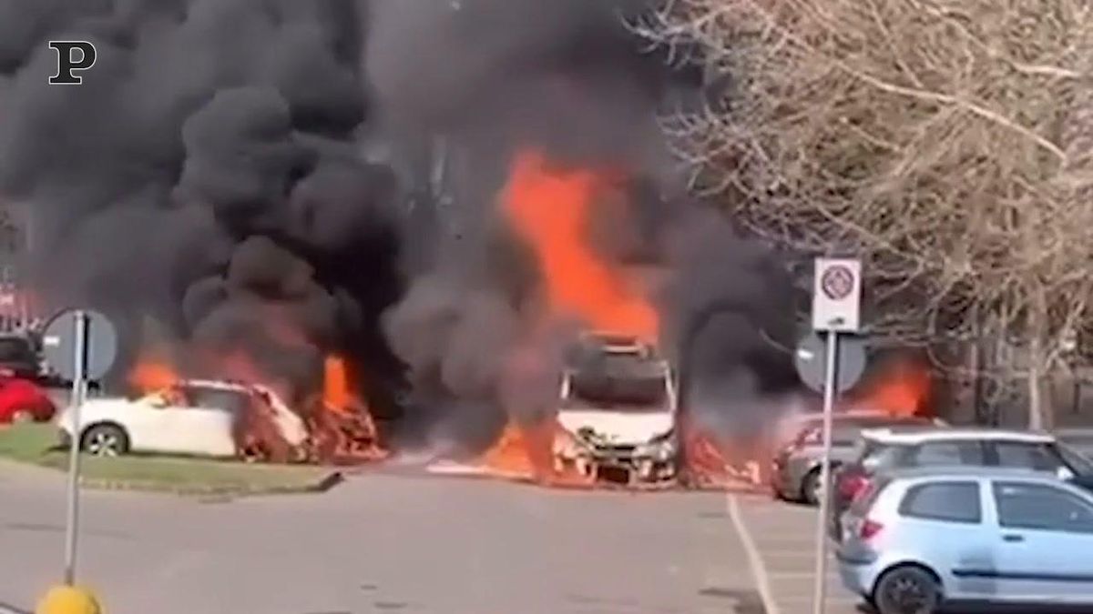 Incendio a Melzo, a fuoco otto auto nel parcheggio della stazione | Video