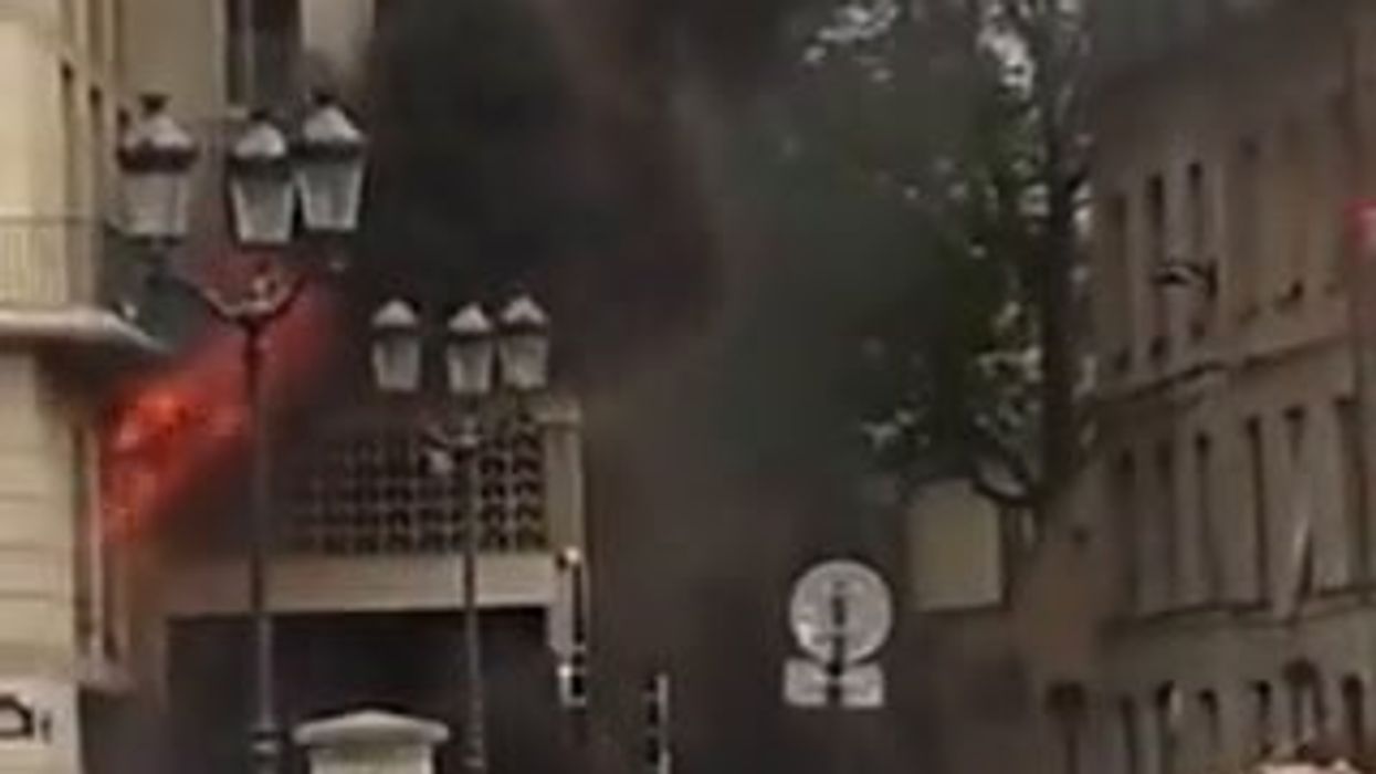 Esplode palazzo a Parigi che si incendia. Ci sono feriti | video