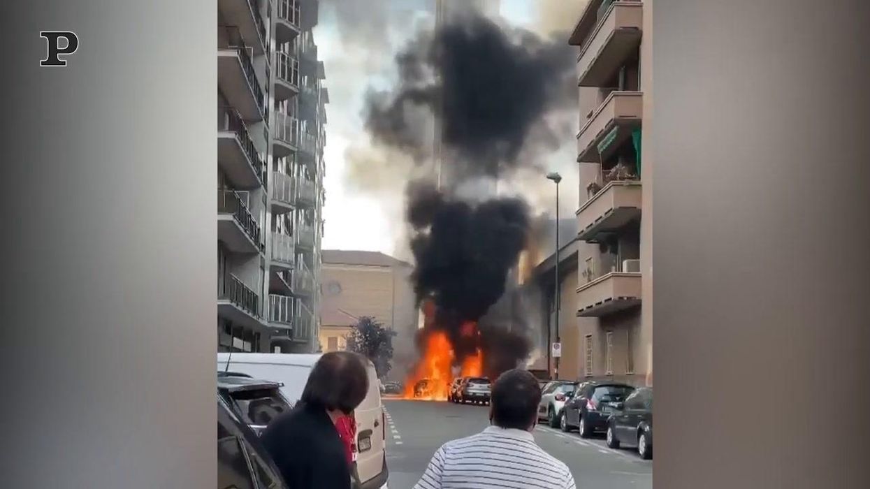 Incendio a Sesto San Giovanni: auto avvolta dalle fiamme | video