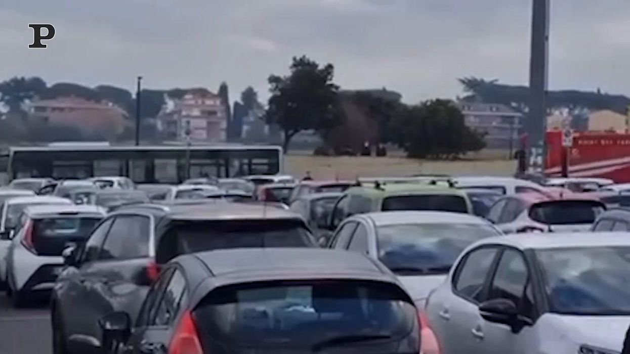 Incendio a Tor Vergata: autobus distrutto dalle fiamme | Video