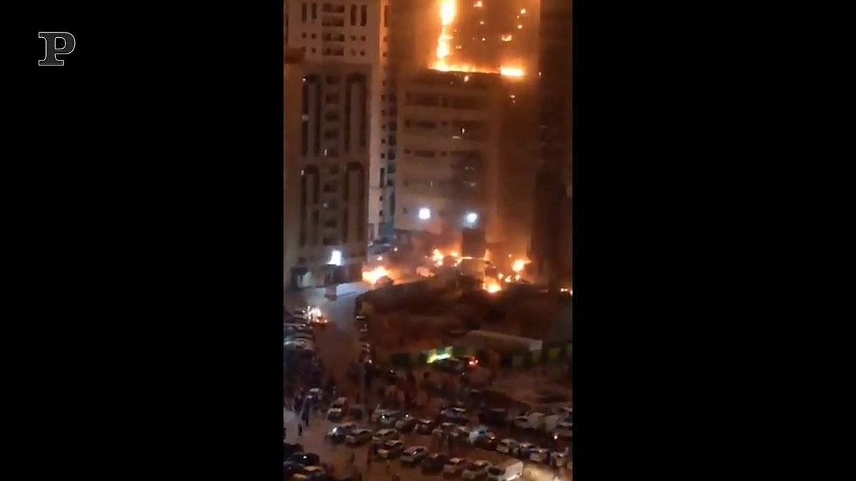Incendio devasta un grattacielo di Dubai di 48 piani