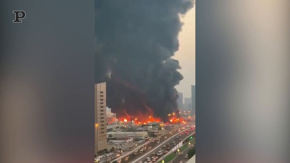 Emirati Arabi, enorme incendio scoppia nel mercato di Ajman