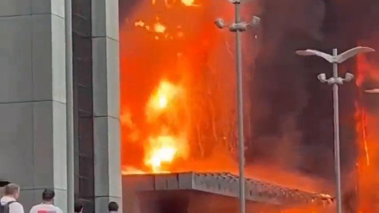 Misterioso incendio al Grand Setun Plaza di Mosca | video