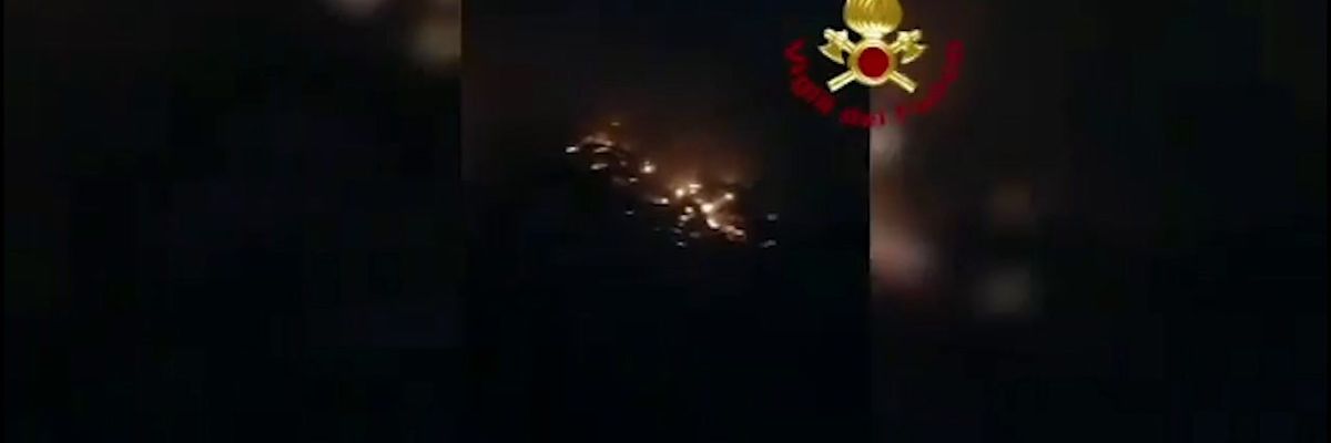Andria, incendio in un magazzino: crollata parte della struttura | video