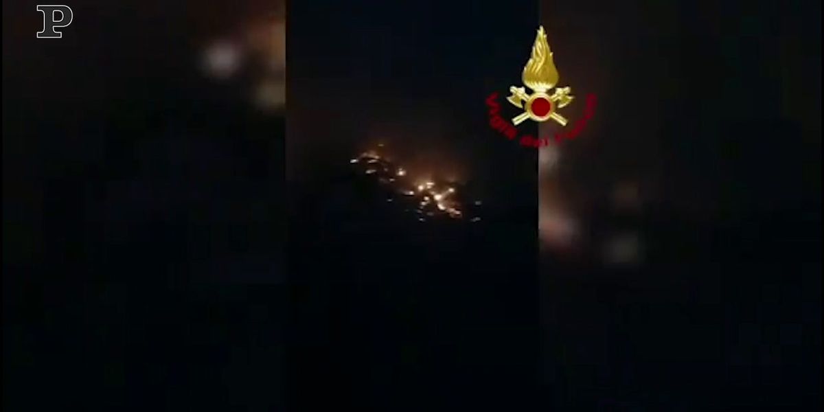 Andria, incendio in un magazzino: crollata parte della struttura | video