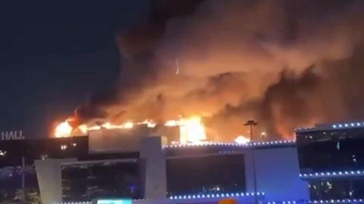 Mosca, attentato alla sala concerti. Palazzo in fiamme | video
