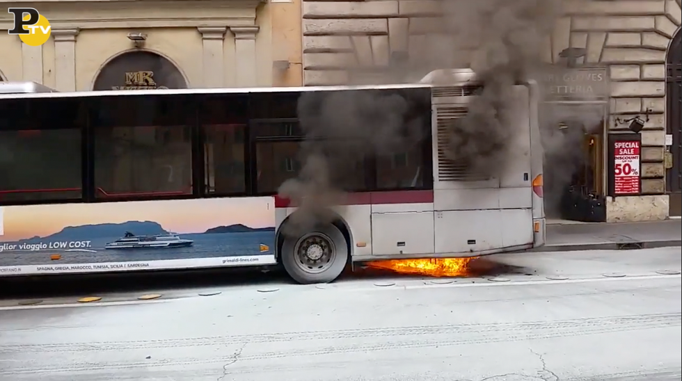 incendio autobus Via del Tritone Roma video inizio fiamme esplosione