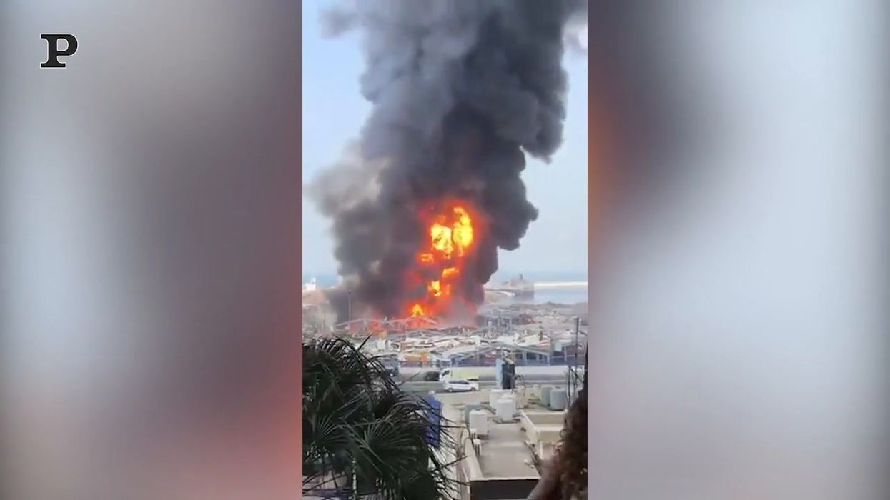 Incendio a Beirut, il porto ancora in fiamme | video
