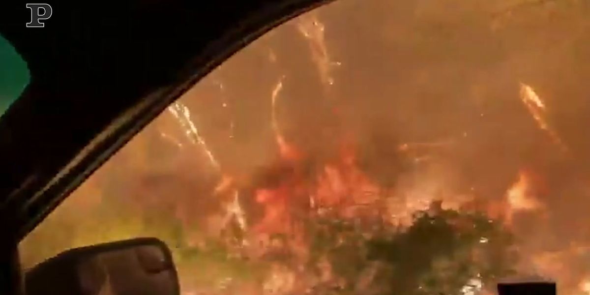Automobilista sfida e sopravvive alle fiamme degli incendi in California | video