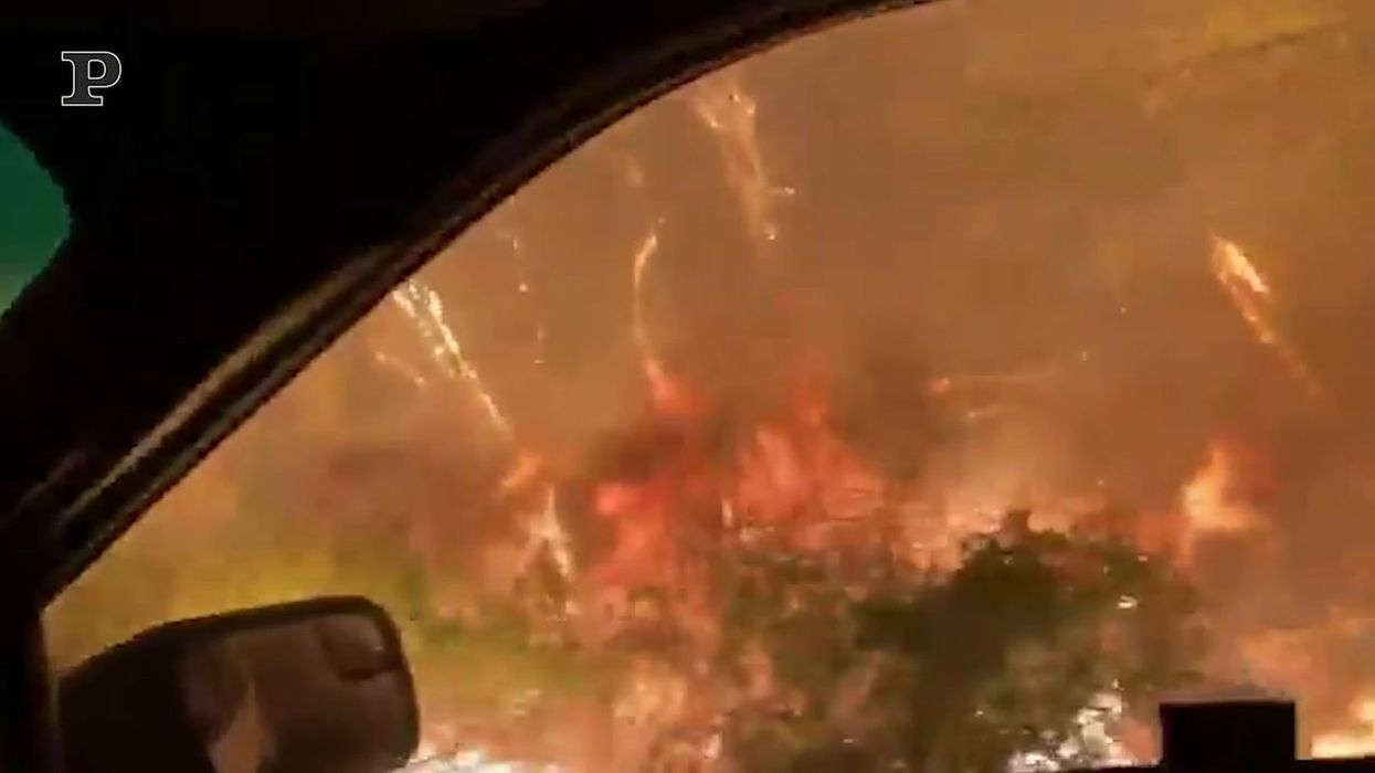 Automobilista sfida e sopravvive alle fiamme degli incendi in California | video