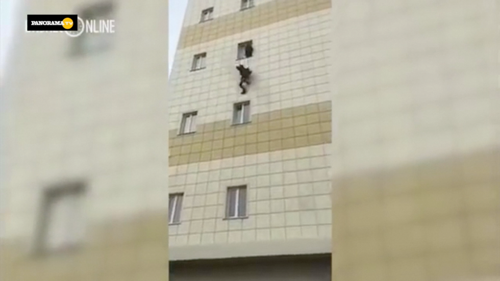 incendio centro commerciale russia Kemerovo gente lancia finestre video
