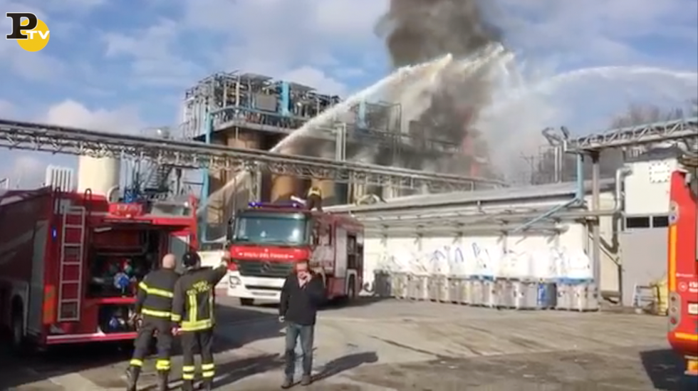 Incendio esplosione industria chimica Bulgarograsso Como video
