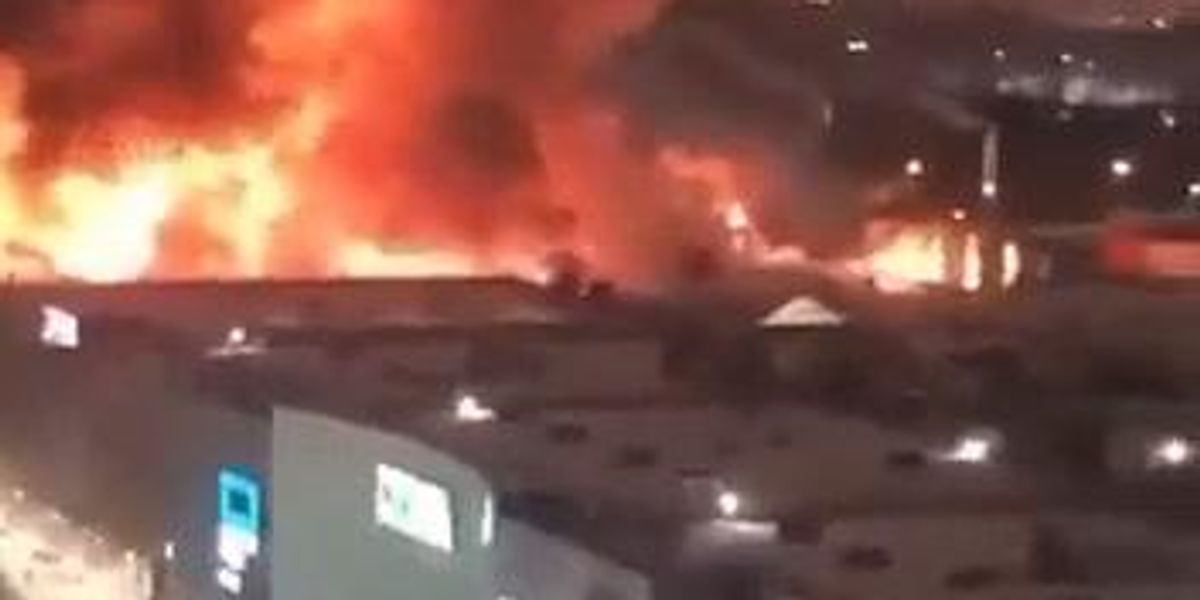 Incendio in un centro commerciale a Mosca | video