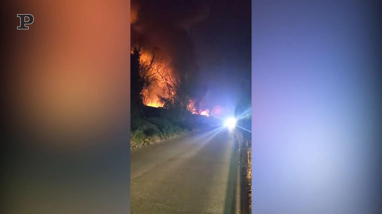 Incendio in Via Ripamonti a Milano: a fuoco 20 auto e diversi container | Video