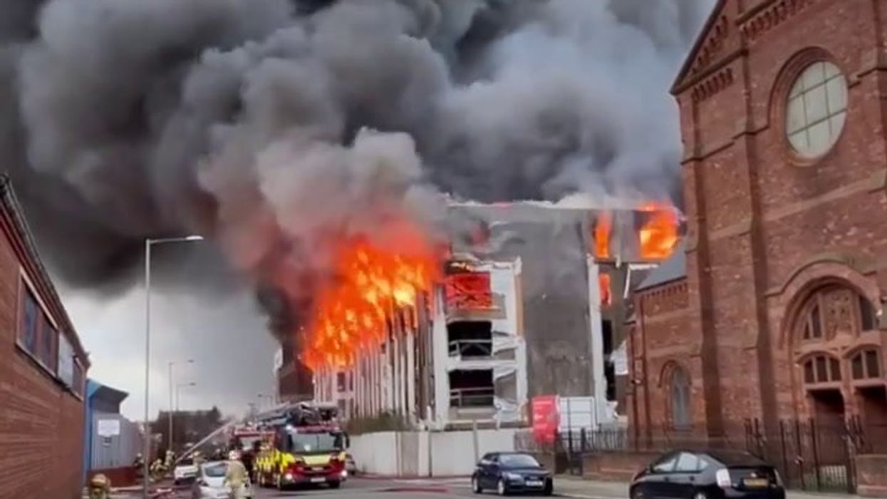 Liverpool, incendio in un palazzo blocca la città | video