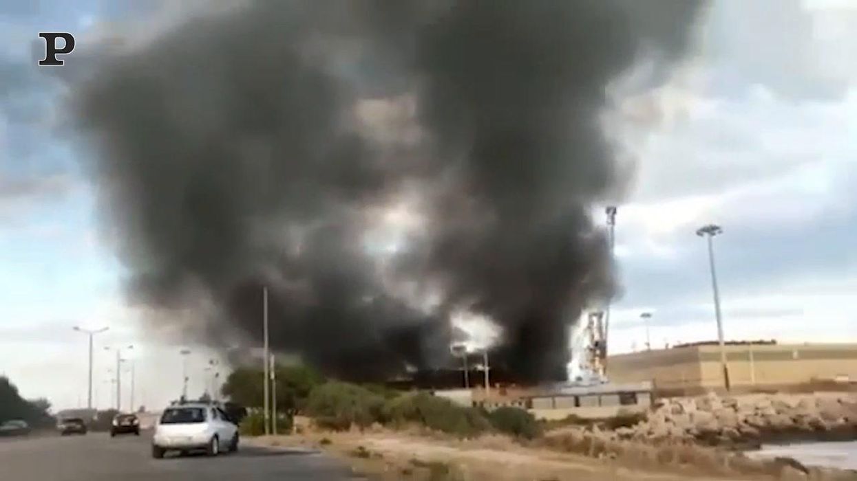 Incendio nell'hotspot di Pozzallo, migranti in fuga | video