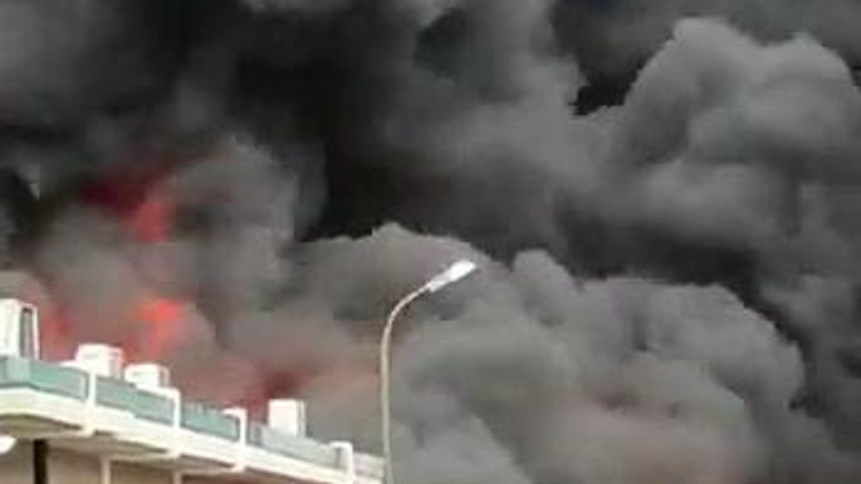 Incendio a San Giuliano Milanese. Nel cielo fumi tossici | video