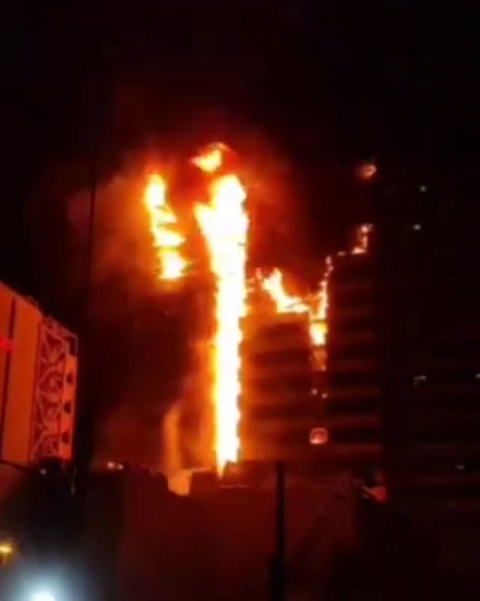 Incendio distrugge l'ospedale Gandhi a Teheran | video