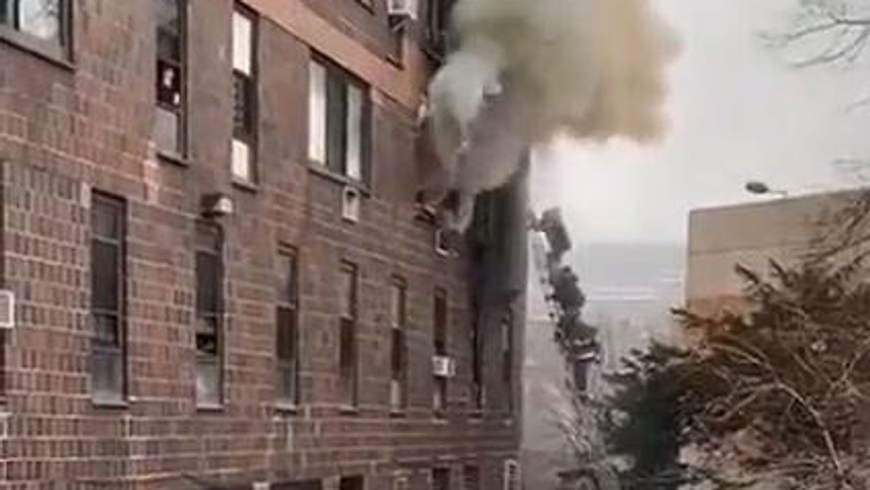 Incendio in un palazzo nel Bronx, è strage | video