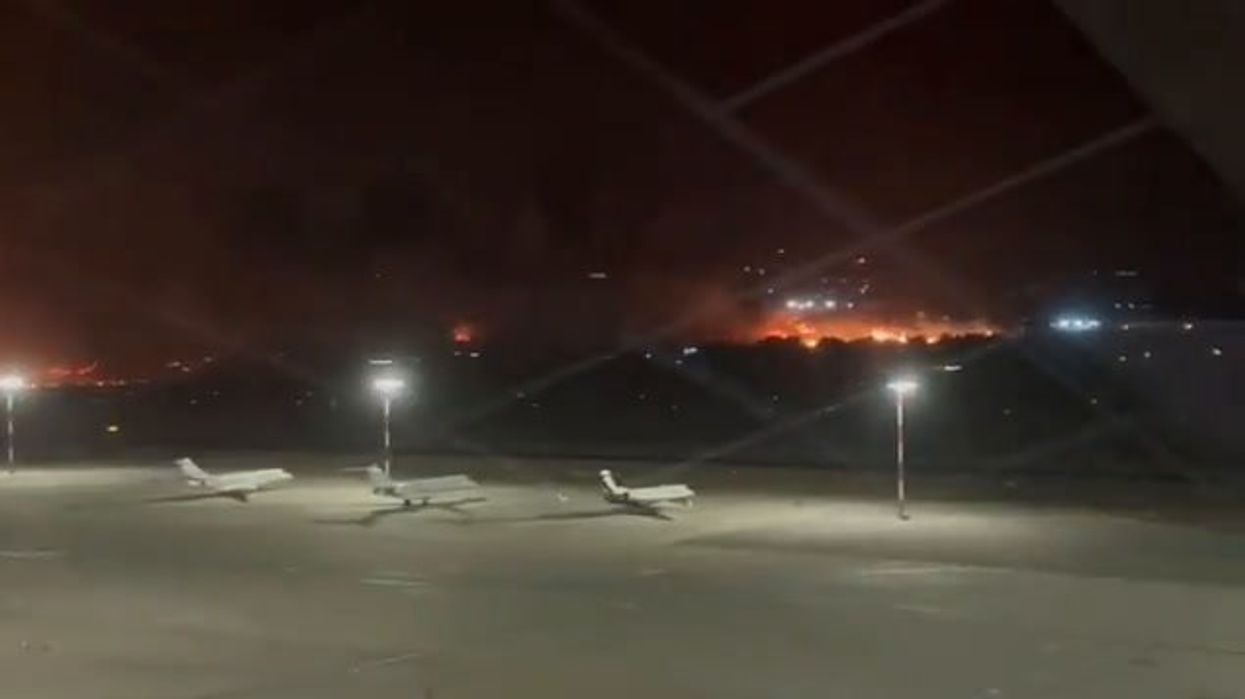 Palermo, incendio intorno all'aeroporto: scalo chiuso