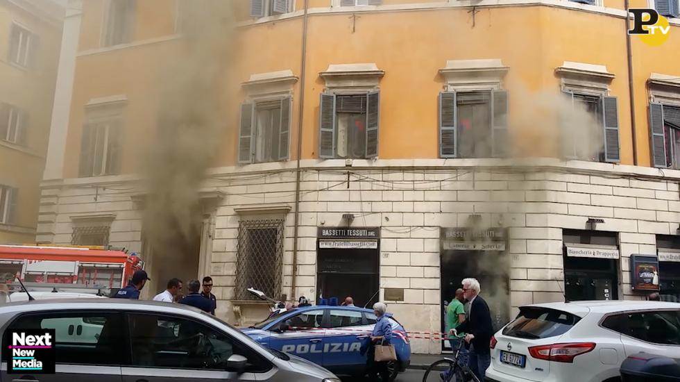 incendio roma piazza Argentina fumo video