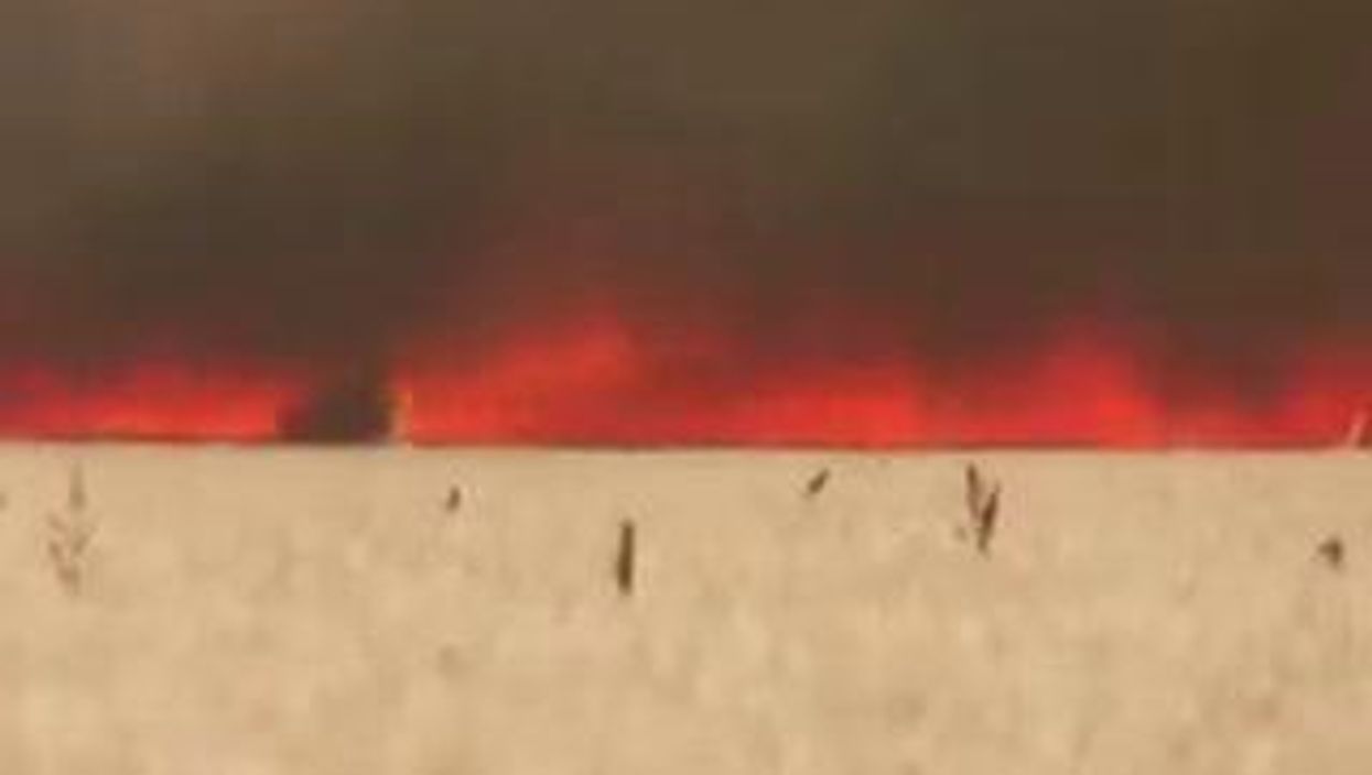 Spagna, uomo fugge dalle fiamme di un gigantesco incendio I video