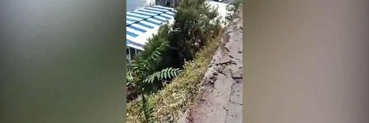 Incidente a Capri, bus precipita a Marina Grande | video