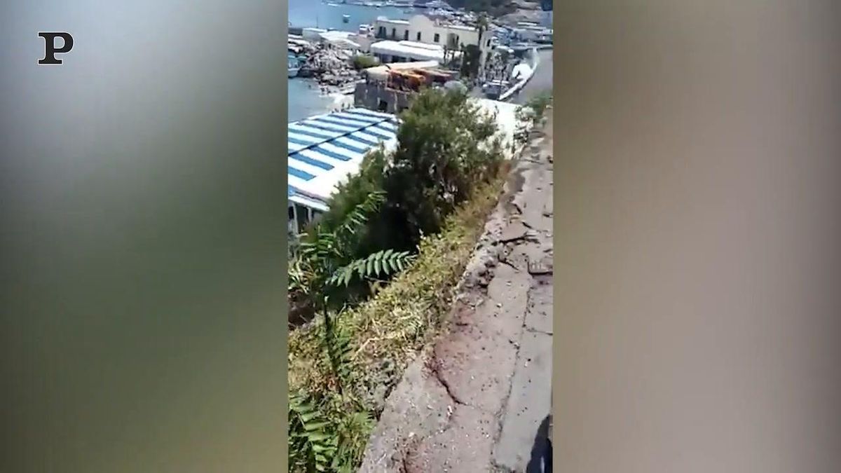 Incidente a Capri, bus precipita a Marina Grande | video