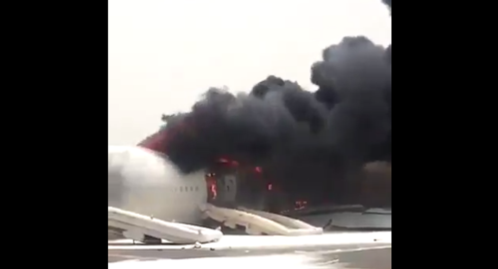incidente aereo aeroporto dubai fiamme